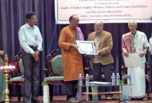 Murali Sivaramakrishnan receives Life Time Achievement Award from Jayanta Mahapatra